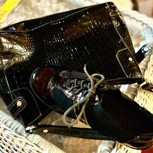 Can’t lower price less than $5 thank youSHOES & BAG!! Shoes are Ross HOMERSON!